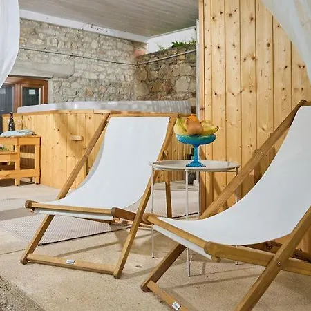 Szarka Downtown Villa *